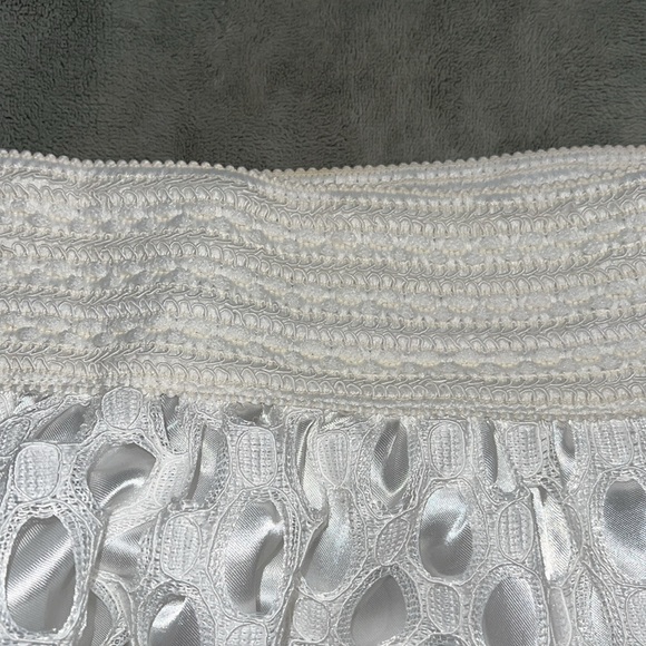 White colored skirt with stretchy waist band. - Picture 4 of 6